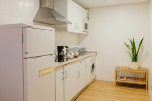 Fridge, microwave, oven, coffee/tea maker