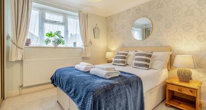 Cornerways by Bloom Stays - family home in City centre, ideal for exploring Canterbury