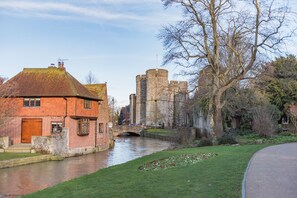 Exterior - Cornerways by Bloom Stays - family home in City centre, ideal for exploring Canterbury (Canterbury)