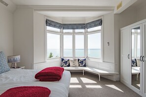 4 bedrooms, iron/ironing board, internet, bed sheets