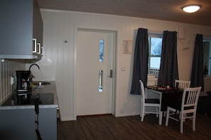 Double Room (bed linen for 2 people included) | Private kitchen | Fridge, coffee/tea maker, electric kettle, cookware/dishes/utensils - Gudvangen Camping (Aurland)