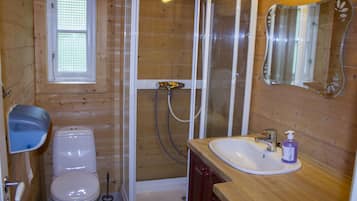Cabin, 2 Bedrooms (Towel, bed linen & cleaning not incl) | Bathroom | Hair dryer