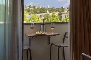 開放式客房, 陽台 | 高級寢具、記憶床墊、迷你吧、客房內保險箱