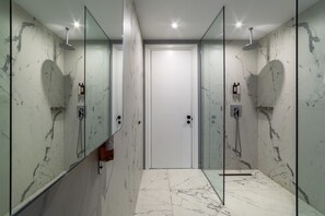 Quarto superior | Banheiro | Chuveiro, chuveiro com efeito de chuva, produtos de toalete grátis 