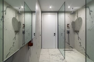 Superior Room | Bathroom | Shower, rainfall showerhead, free toiletries, hair dryer