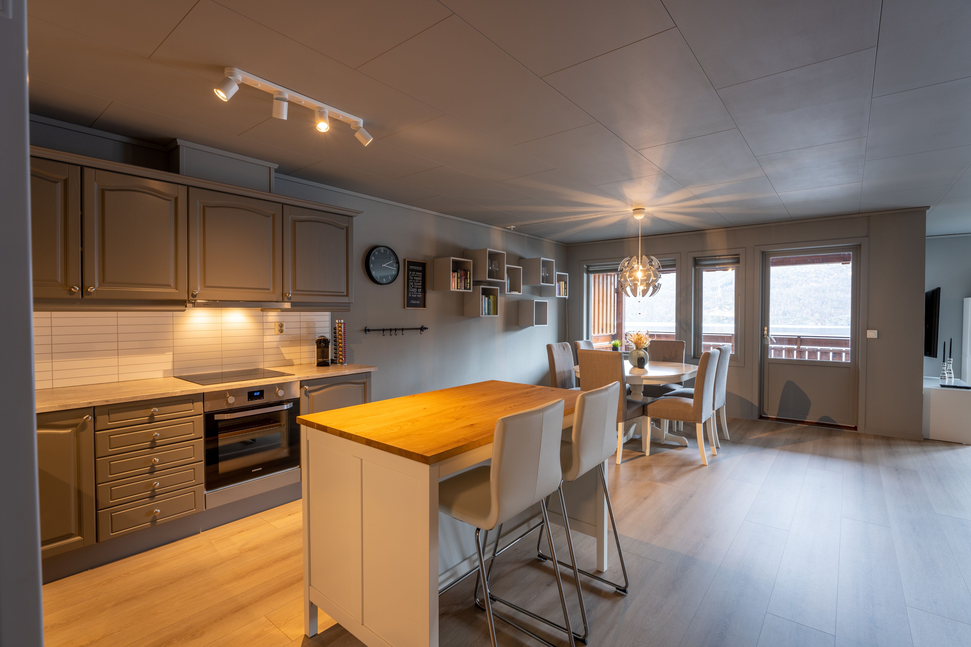 Langfoss | Private kitchen | Fridge, microwave, oven, coffee/tea maker