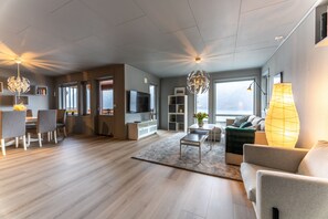 Langfoss | Living area | Flat-screen TV, streaming services - Åkrafjordtunet Fjordkultursenter (Etne)