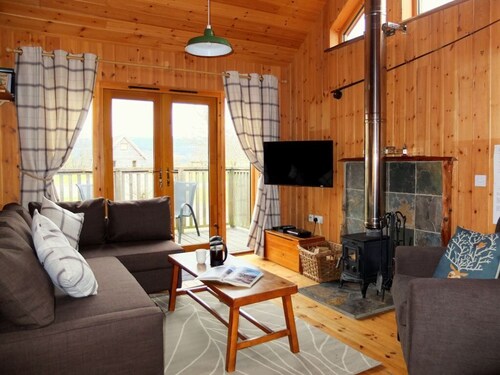 OAK est une charmante cabane en rondins bien équipée avec bain à remous et poêle à bois