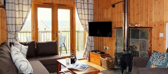 OAK es una cabaña de madera encantadora y bien equipada con bañera de hidromasaje y estufa de leña.