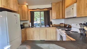 Kylskåp, mikrovågsugn, ugn och spishäll