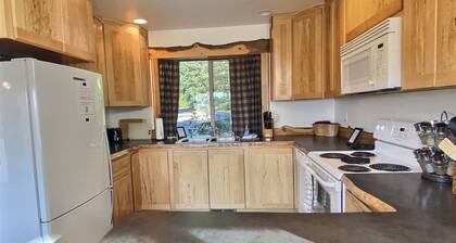 Wifi, jacuzzi, estufa de leña, gran vista! Cerca de Mt Rainier y White Pass Ski Area.