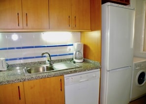 Micro-ondes, four, plaque de cuisson, lave-vaisselle