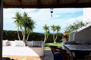 Outdoor dining - L'Agave, villa in Salina (Malfa)