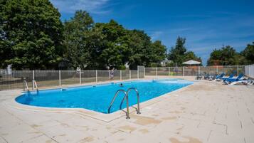 季節性室外游泳池,開放時間為 10:30 至 19:00,提供泳池遮陽傘和日光浴躺椅