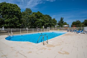 Piscine extérieure (ouverte en saison), parasols de plage