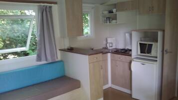 Mobil Karavan Keluarga (Détente type 3) | Dapur pribadi | Lemari es besar, microwave, oven, dan kompor