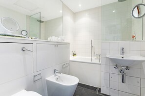 Bathroom - Well Presented one Bedroom Apartment Located in the Fabulous Notting Hill (London)