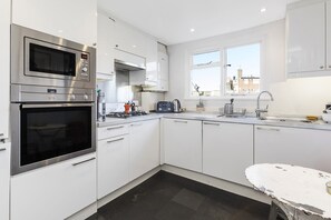 Departamento (1 Bedroom) | Cocina privada | Refrigerador, microondas, horno y parrilla de estufa 