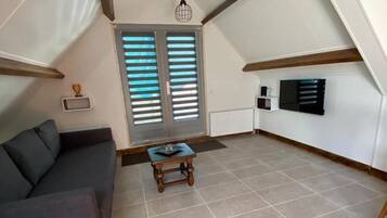 Apartment, 1 Bedroom, Garden View | Living room