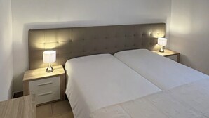 1 soverom, safe på rommet, strykejern/-brett og reiseseng for barn