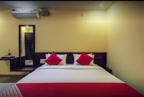Blackout drapes, iron/ironing board, free WiFi, bed sheets - Grand Plaza (Dharwad)