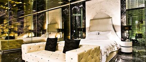 Minibar, décoration personnalisée, bureau, rideaux occultants