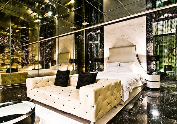 Minibar, individually decorated, desk, blackout drapes - Royal Group Motel Ming Zu Branch (Kaohsiung)