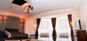 Executive Apartment | In-room safe, desk, soundproofing, iron/ironing board