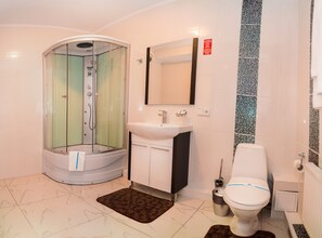 Superior Double Room | Bathroom | Free toiletries, hair dryer, slippers, towels