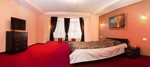 Luxury Apartment | In-room safe, desk, soundproofing, iron/ironing board
