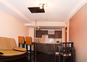 Apartemen Eksekutif | Area keluarga | Televisi layar datar 32-inci dengan saluran TV digital dan TV