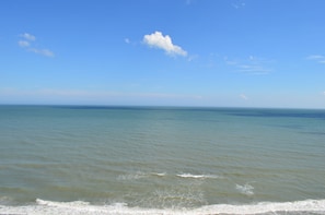 Une vue sur une mer calme sous un ciel dégagé.