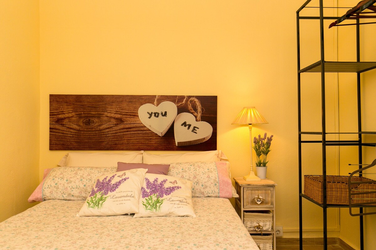 Minibar, decoración personalizada, muebles diferentes y wifi gratis 
