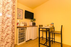 Full-sized fridge, microwave, cookware/dishes/utensils