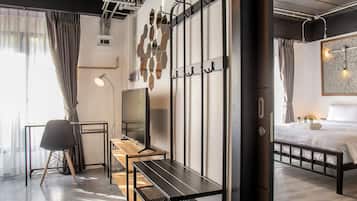 Kamar Keluarga | Minibar, meja kerja, dan seprai linen