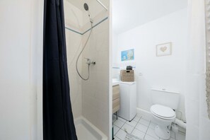 Chuveiro, secador de cabelo, toalhas de banho, sabonete