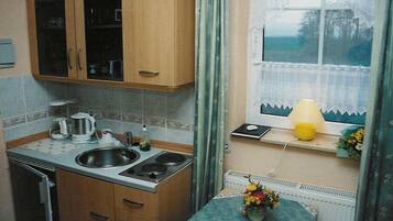 Studio (Small) | Eigene Kochnische | Kühlschrank, Herdplatte, Wasserkocher, Toaster