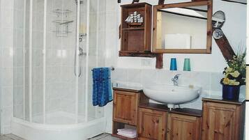Studio (Large) | Badezimmer | Dusche, Haartrockner
