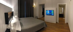 Junior Suite | Minibar, desk, free WiFi, bed sheets - Tropicana Room and Breakfast (Caserta)