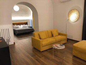 Junior Suite Deluxe | มินิบาร์, โต๊ะทำงาน, Wi-Fi ฟรี, ผ้าปูที่นอน