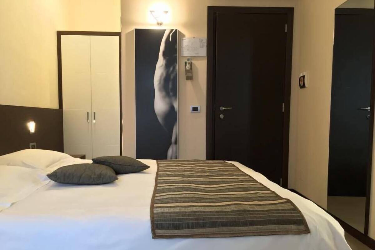 Double Room, Private Bathroom | Minibar, desk, WiFi (free), bed sheets
