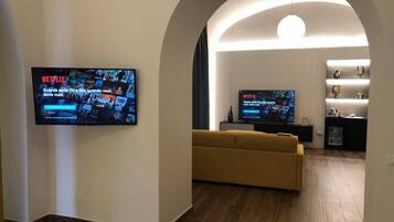 Junior Suite Deluxe | Area soggiorno | TV LED, Netflix, servizi in streaming