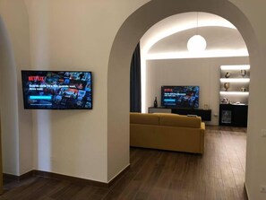 Junior Suite Deluxe | Living area | LED TV, Netflix, streaming services - Tropicana Room and Breakfast (Caserta)
