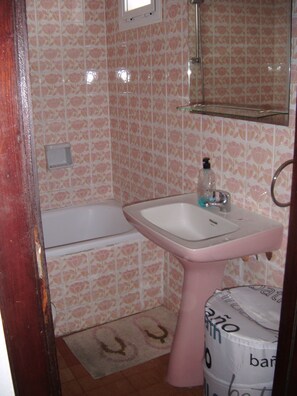 Studio, Poolblick | Badezimmer | Duschwanne, kostenlose Toilettenartikel, Haartrockner, Handtücher