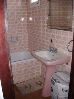 Studio, Pool View | Bathroom | Combined shower/tub, free toiletries, hair dryer, towels