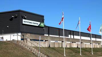 Un edificio moderno con el rótulo "Keystone Centre" y una escalera que lo lleva a su entrada.