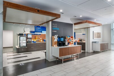 Holiday Inn Express & Suites Brandon by IHG