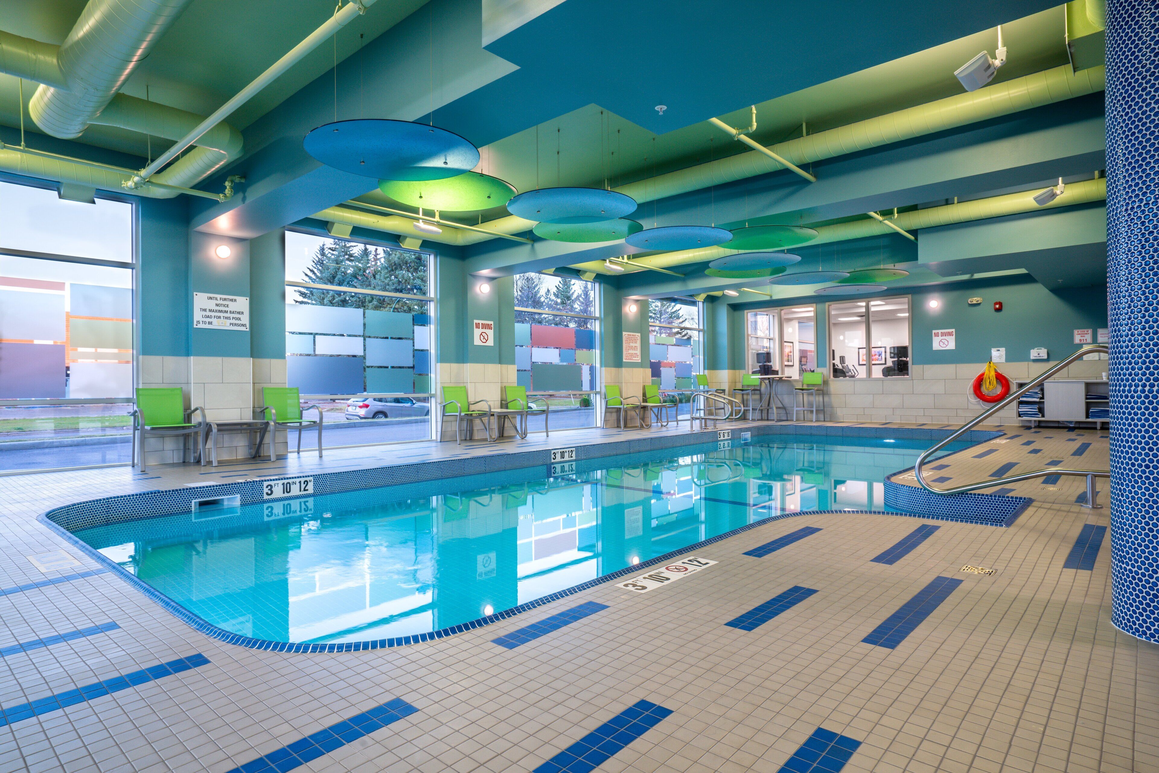 Inomhuspool med öppettider 08.00 till 22.00, och solstolar