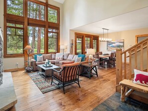 Een televisie en een open haard