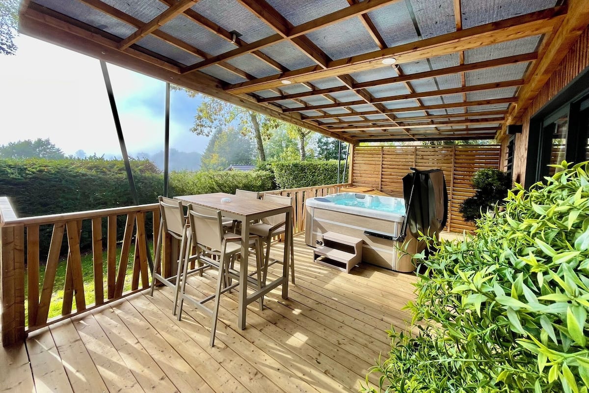 Premium Chalet, 2 Queen Beds, Hot Tub, Mountain View | Terrace/patio